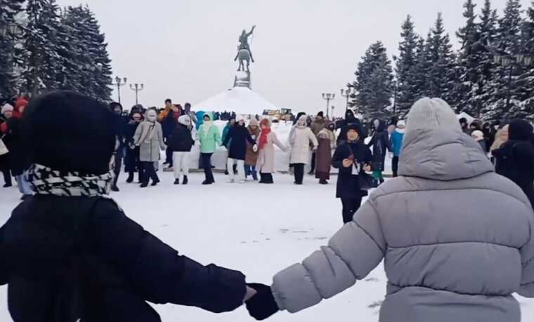 Люди собираются в центре Уфы в поддержку Фаиля Алсынова