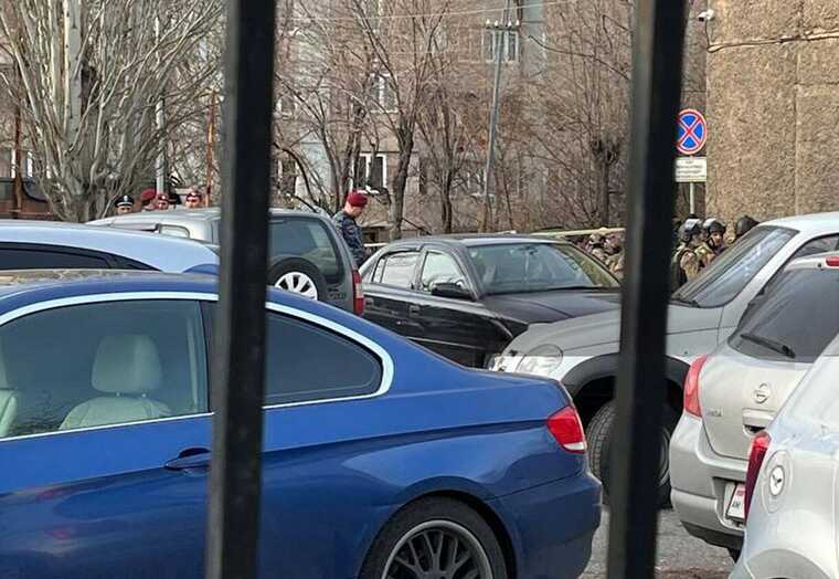 Во время инцидента в полицейском участке в Ереване есть пострадавшие