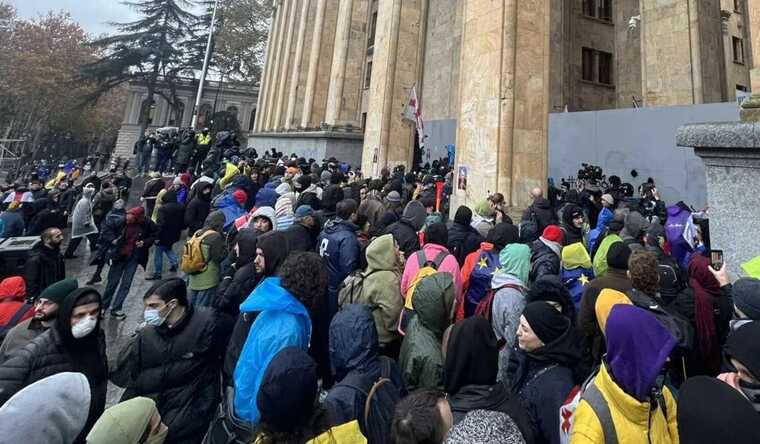 В Грузии протестующие забросали яйцами здание парламента